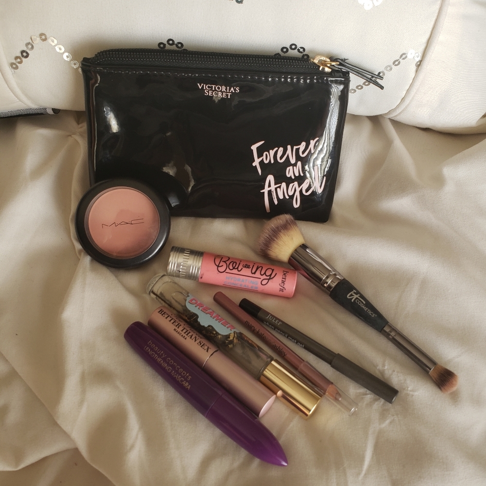 🌺 Victoria's Secret makeup bag 🌺